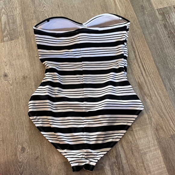 Striped Catalina One Piece💕 Size M - Picture 5 of 6